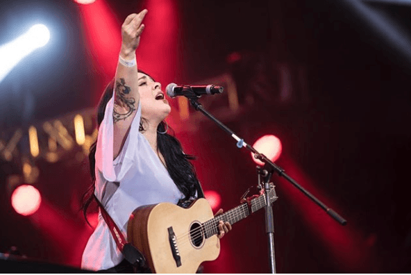 Carla Morrison también fue parte del concierto de 'Estamos Unidos Mexicanos' presentado en la Ciudad e México.