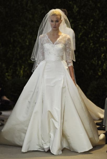 Pero dejando de lado el tul, que usó en su boda pasada, la seda es la tela protagonista de la famosa revista. Este modelo de Carolina Herrera con falda amplia de seda, combinado con un talle con terminación en encaje, sería muy apropiado si la imagen que quiere proyectar es de una mujer de familia.