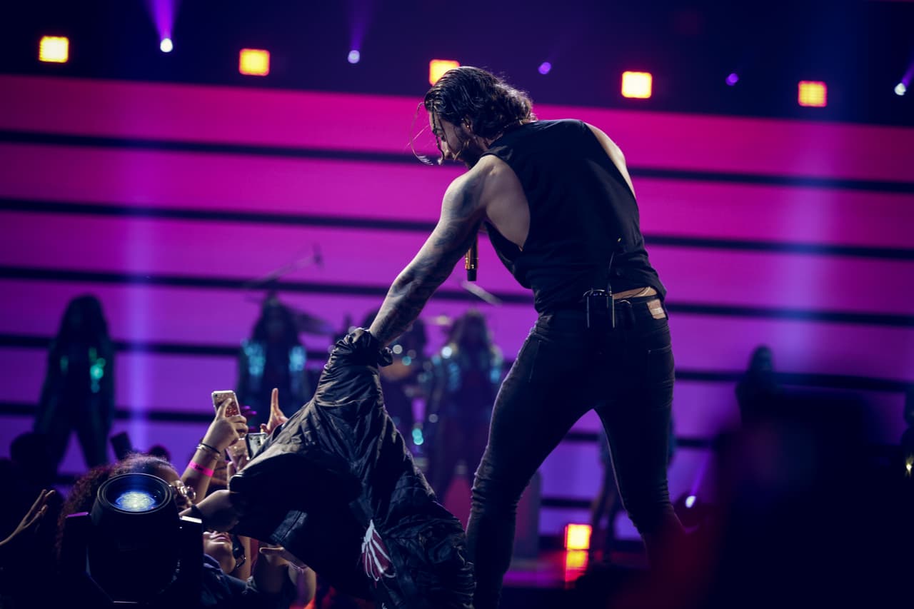 La fanática que lo ayudó a jalar la chamarra y desprenderse de ella, creyó que podía quedársela como premio. Sin embargo, el equipo de seguridad le dijo que debía entregarla.