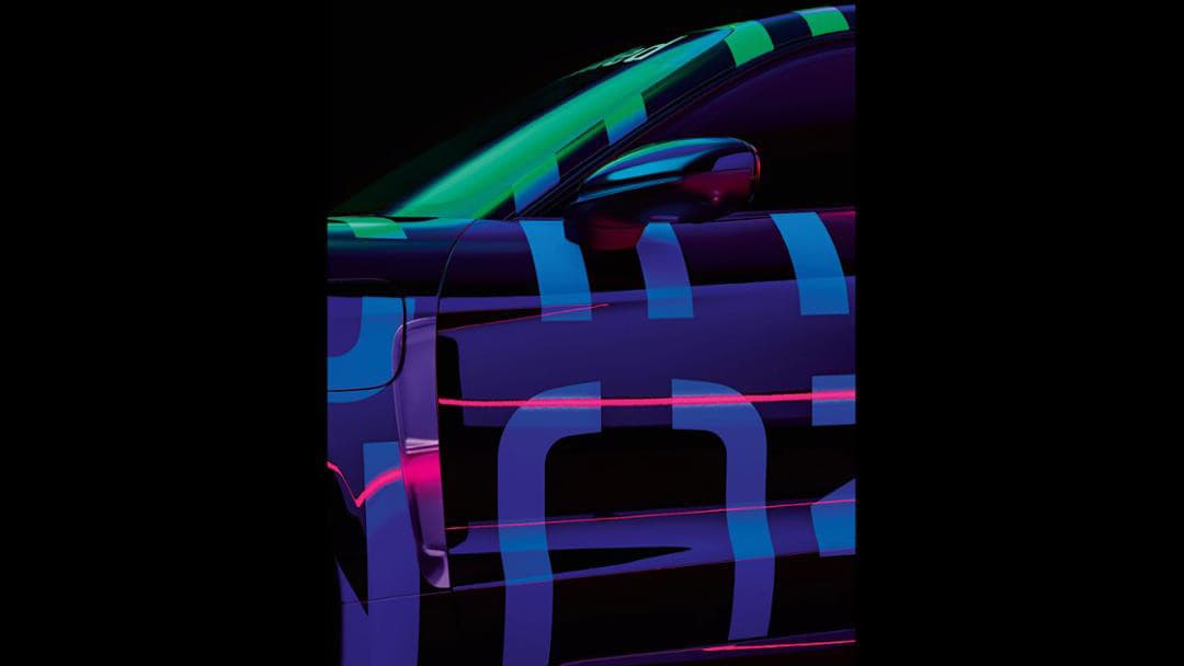 Estas imágenes de intriga deján ver algunos trazos de diseño que resultarán conocidas para quienes estén familiarizados con el diseño de los modelos concepto Mission E, como estas
<b>entradas de aire</b> localizadas el igual que las de los mission E en la parte anterior de las puertas delanteras. La diferencia es que en el modelo de producción el diseño de las entradas será más convencional.