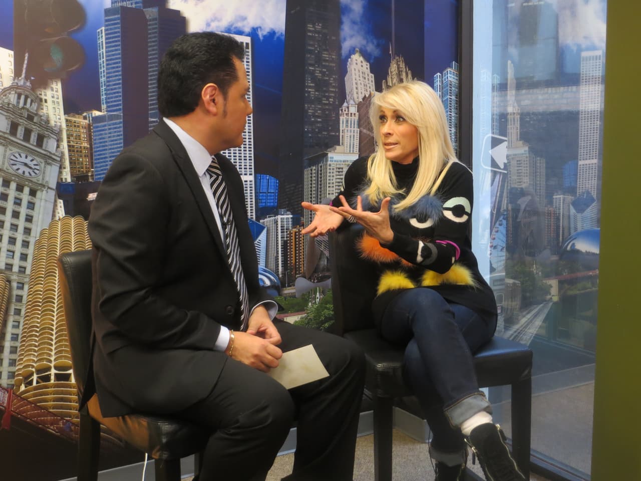 La cantante mexicana platicó de su nuevo disco llamado "Invencible" en el que hace duetos con cantantes como Reik y Jesse y Joy, entre otros artistas.