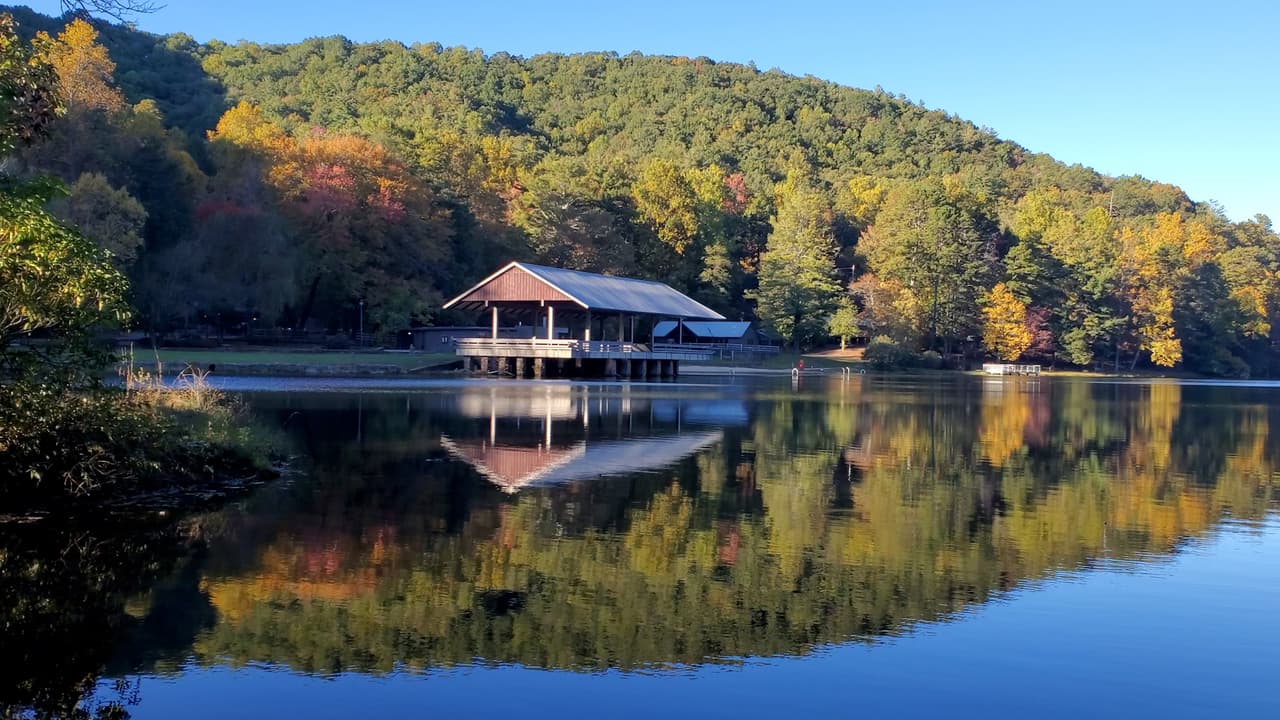 Reserva una cabaña o un terreno para acampar en el parque, 
<b><a href="https://gastateparks.reserveamerica.com/campsiteFilterAction.do?sitefilter=ALL&startIdx=0&contractCode=GA&parkId=530201&_gl=1*1nrv1u6*_ga*MTgxMTE3NTc5MS4xNjkxNTAyNDQ1*_ga_NY38CG84RB*MTY5Nzc0ODEzNC4xOC4xLjE2OTc3NDgxNTUuMC4wLjA.">aquí</a></b>.