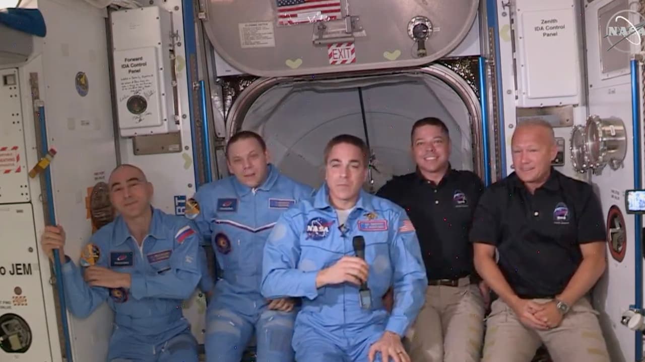 Los astronautas Doug Hurley y Bob Behnken se unieron al resto de la tripulación de la Estación Espacial Internacional el domingo.