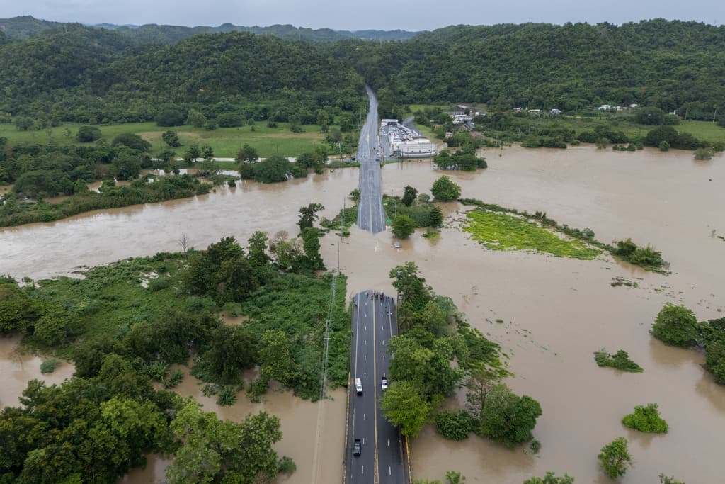 También el río de La Plata se desbordó sobre una carretera.