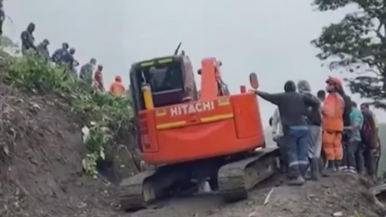 <b>Deslave mortal: un alud deja más de 30 muertos en una carretera de Colombia</b>
<br>
<br>Las víctimas viajaban en un autobús que quedó sepultado por el deslizamiento. Lograron rescatar a tres menores de edad, una de ellos estaba abrazando el cuerpo de su madre.