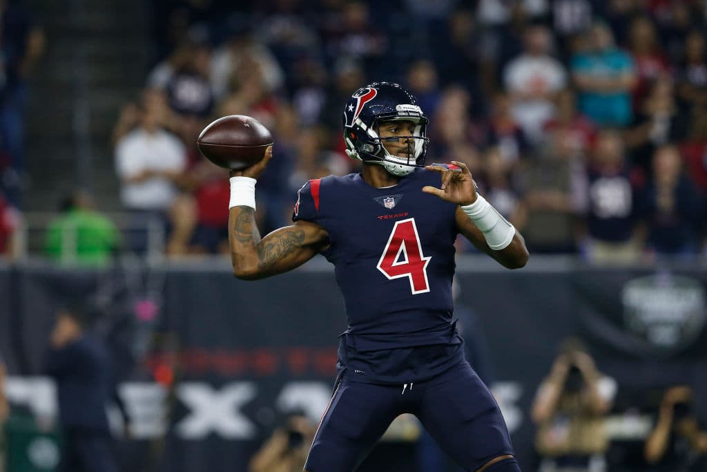 DeShaun Watson cosechó apenas 239 yardas al completar 16 de 20 pases, pero consiguió cinco envíos de anotación, una marca personal para el joven pasador.