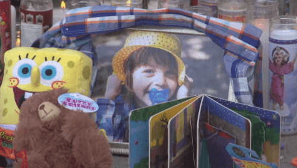 De acuerdo con registros oficiales, Liliana Carrillo los tres niños y el padre de estos, Erik Denton vivieron juntos hasta el 25 de febrero de 2021. Luego, ella y los niños se mudaron a Reseda.
<br>
<br>Foto de Joanna Denton Carrillo de 3 años de edad, una de los tres hijos de Carrillo encontrada sin vida en Reseda, California.