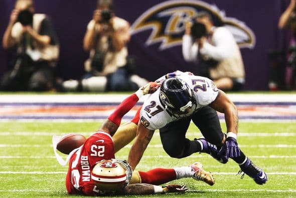 La gran fiesta deportiva del año en Estados Unidos, el Super Bowl de la Liga Nacional de Fútbol Americano (NFL), en su cuadragésima séptima edición, ya forma parte de la historia con los Ravens de Baltimore como nuevos campeones al vencer por 34-31 a los 49ers de San Francisco. Los pronósticos se cumplieron, los Ravens llegaron al Mercedes-Benz Super Dome de Nueva Orleans con el mejor mariscal de campo del momento, Joe Flacco, y la mejor defensa de la NFL, ambos factores se hicieron presentes en los momentos decisivos que hicieron posible el triunfo y el conseguir el segundo trofeo Vince Lombardi en la historia de la franquicia de Baltimore. Flacco, de 28 años, fue el líder perfecto en la primera parte al conseguir tres pases de anotación, que lo dejaron como el sexto mariscal que lo consigue en la historia del Super Bowl y una ventaja parcial de 21-6 al descanso que sería decisiva. El safety Ed Reed, nativo de New Orleans, empataría la mejor marca de la fase final de la NFL con nueve robos aéreos, mientras que Kaepernick quedaría con la mancha de la interceptación que sufrió. Antes que se diese el ya histórico apagón, el primero en un Super Bowl, el receptor abierto Jacoby Jones también quiso entrar en los libros de las marcas al conseguir nada más comenzar el tercer periodo al regresar 108 yardas de "touchdown" una devolución de balón, la mejor de todos los tiempos. Kaepernick y los 49ers vivieron los momentos estelares del partido al conseguir 23 puntos en menos de 13 minutos, 17 fueron consecutivos. Lewis, no brilló como en el primer Super Bowl del 2001 cuando ganó el premio de Jugador Más Valioso (MVP), que esta vez le fue con todos los honores a Flacco, al completar 22 de 33 pases para 287 yardas, sin interceptaciones, pero hizo seis derribos y cuatro fueron "placajes" solitarios. Suficientes para que los Ravens lograsen el segundo trofeo Vince Lombardi en su historia y Lewis pudiese cerrar con broche de oro su legado de 17 temporadas brillantes dentro de la competición de la NFL. Mientras que la revelación de la temporada Kaepernick confirmó que es un mariscal muy especial, lleno de energía, que corre como nadie, que tiene un dinamismo único, pero que todavía no pudo emular a los legendarios Montana y Young, que lo precedieron al frente de los 49ers en los cinco Super Bowls que disputaron y que consiguieron ganar. Los jugadores de los 49er, encabezados por el corredor Frank Gore insistieron que su equipo fue mejor como conjunto que los Ravens se aprovecharon de acciones aisladas. Pero el marcador final estableció que los ganadores fueron los Ravens, por eso dos hermanos, John y Jim Harbaugh, los primeros en la historia de la NFL que dirigieron a los equipos que disputaron un título de Super Bowl, al concluir el partido fueron al encuentro y se dieron un gran abrazo.