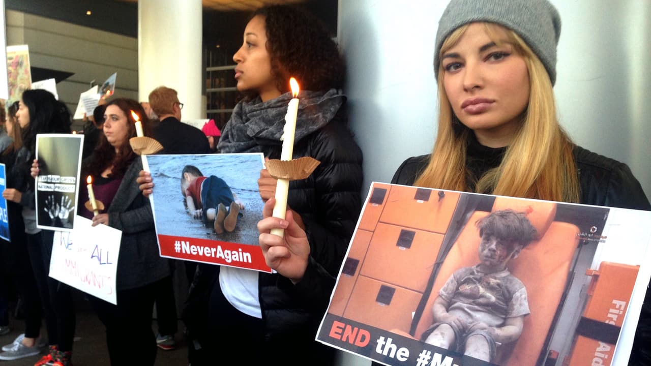 Ashley Rickards sostiene la imagen del niño Omran que sobrevivió a un bombardeo en Alepo, Siria.