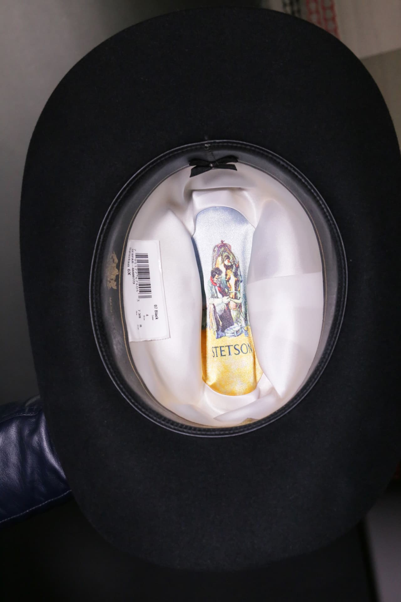 El cantante es un amante de las tejanas, en especial de la marca 'Stetson" y reveló que "el vato que traiga su sombrero siempre va a tener las de ganar".