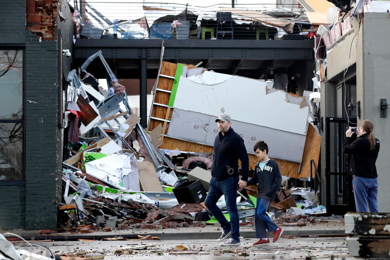 Escena de los destrozos causados por un tornado en la ciudad de Nashville. Varios condados del estado de Tennessee sufrieron el impacto de varios tornados, que dejaron hasta el momento 22 muertos y un número sin determinar de desaparecidos. (AP Photo/Mark Humphrey)