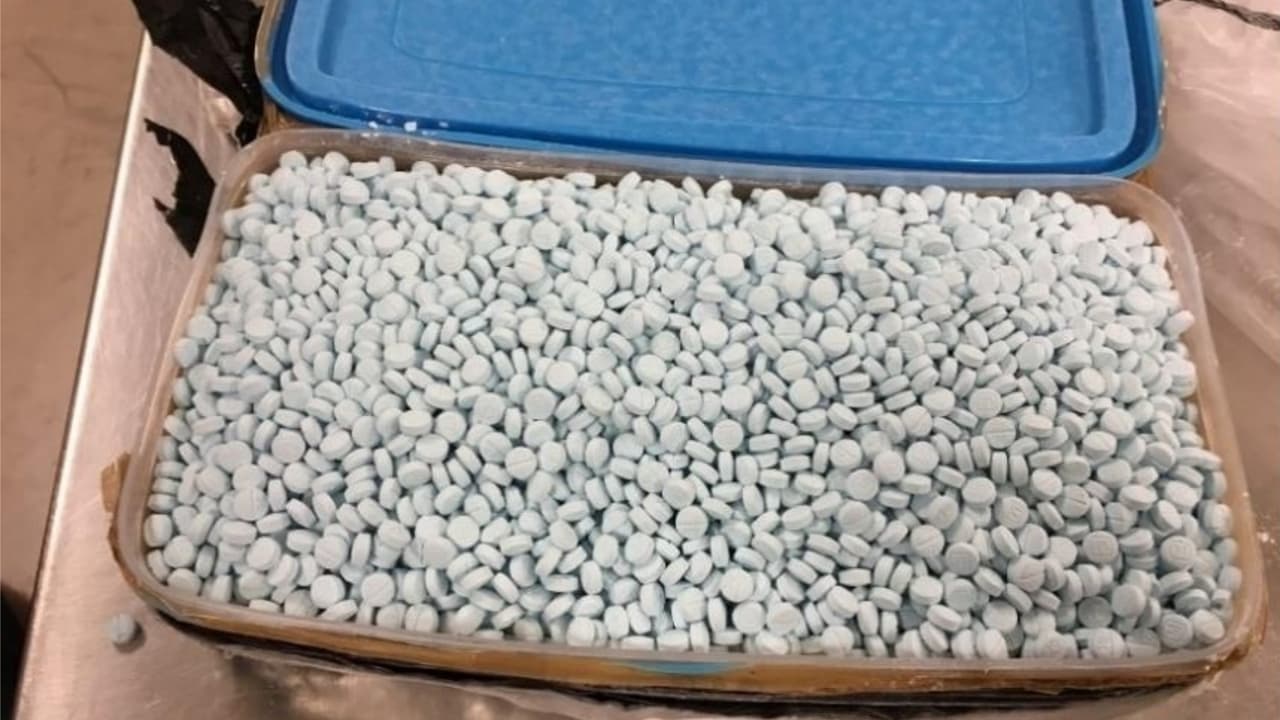 DEA advierte que carteles mexicanos están fabricando píldoras falsas que contienen fentanilo