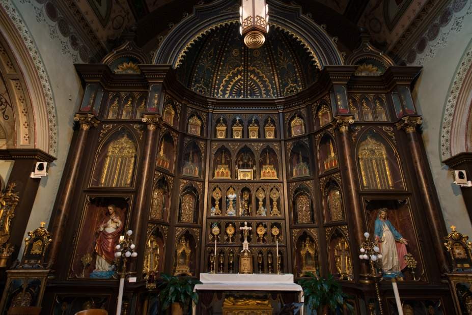 Según los registros históricos, la capilla alberga los huesos de los 12 apóstoles, un trozo del velo de María, así como trozos de la cruz de Jesús y el Santo Sepulcro. La iglesia también posee un diente del santo patrón de la capilla, San Antonio de Padua, la única pieza del cuerpo de San Antonio ubicada fuera de Padua, Italia.