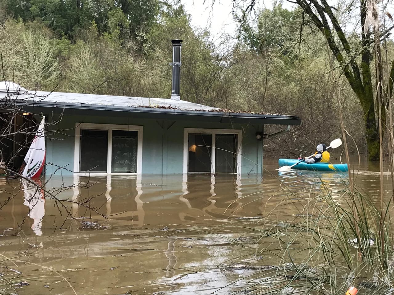 Otra de las ciudades afectadas en el condado Sonoma fue Geyserville. Las imágenes de personas recorriendo las calles a bordo de canoas y pequeñas embarcaciones se está convirtiendo en un escenario común en las zonas azotadas por las tormentas.
