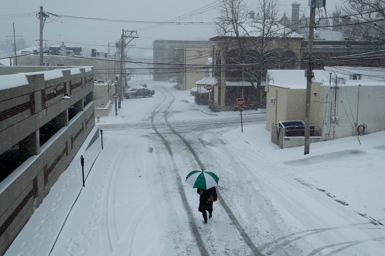 Un hombre camina en medio de una nevada en Media, Pennsylvania.