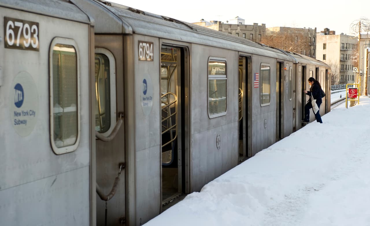 La MTA suspende los subways al aire libre y otros servicios debido a la tormenta de nieve