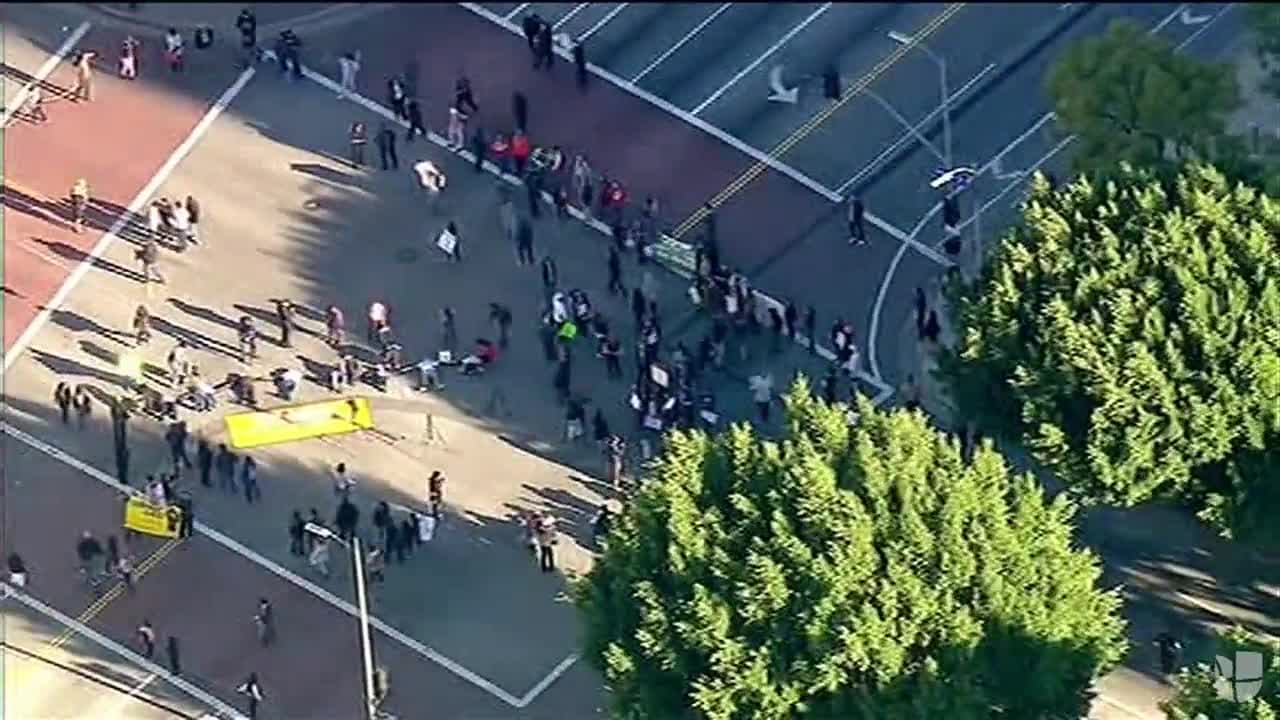 Inmigrantes bloquean calle en Los Ángeles para protestar contra las redadas de ICE
