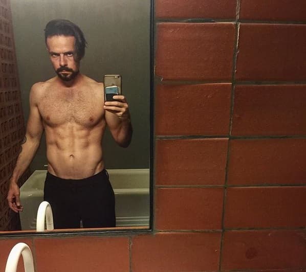 En junio de 2019 
<b>José María Torre</b> fue señalado con el mismo rumor, pues según algunos usuarios de Instagram el actor y diseñador de moda supuestamente también se había 
<b>puesto implantes en los pectorales.</b>
<br>