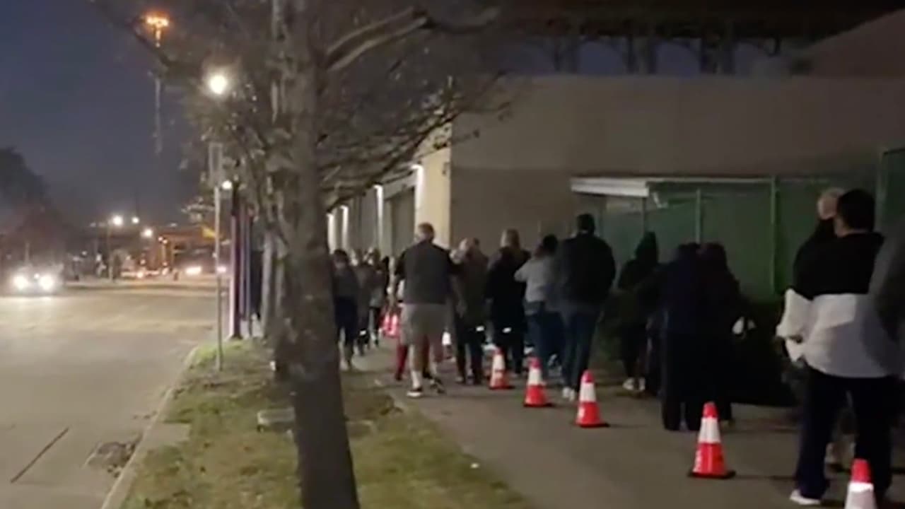Esperan durante horas con cita en el Minute Maid Park de Houston y se van sin vacuna