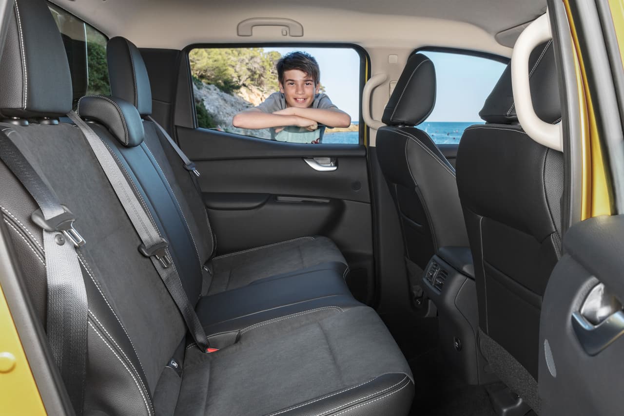 El asiento trasero de la Mercedes-Benz Clase-X luce amplio, cómodo y lujoso.