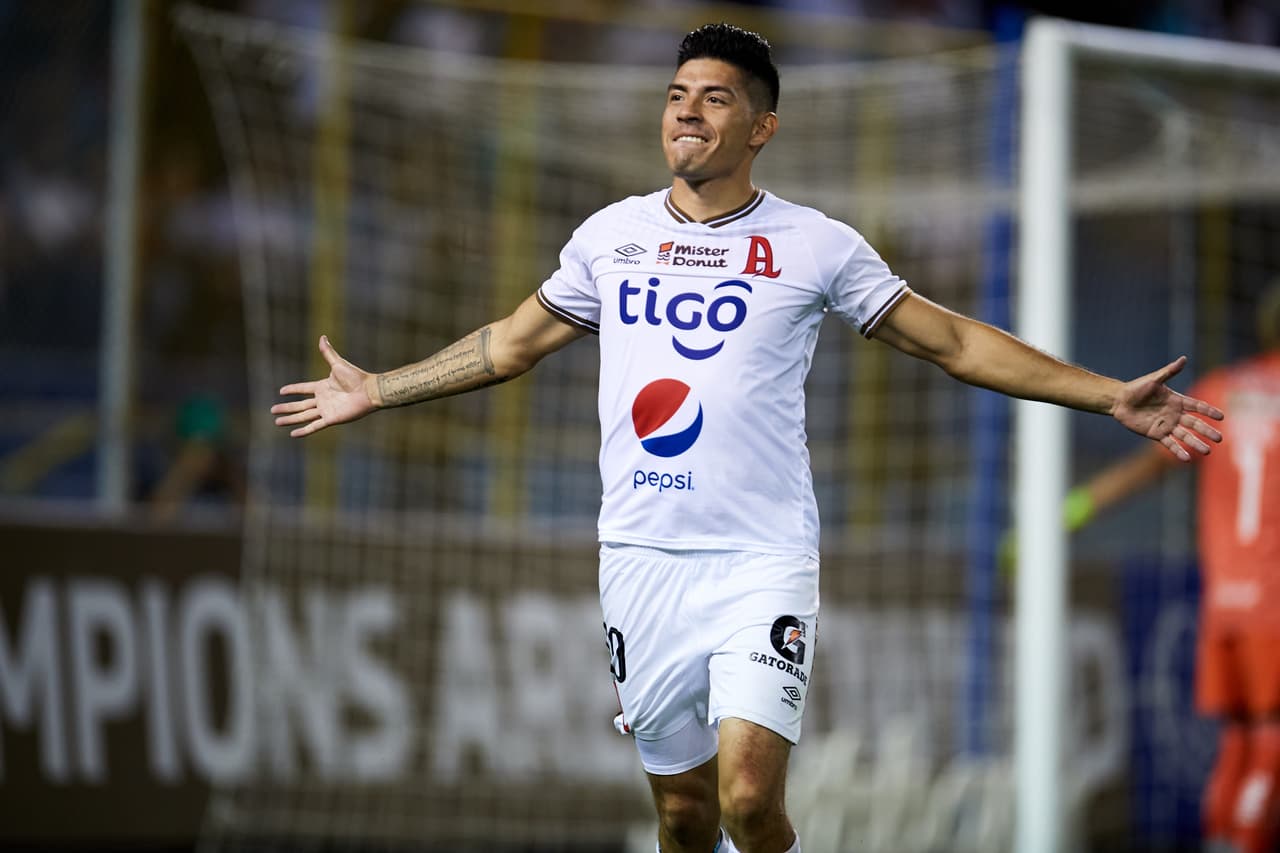 Se salvó de la segunda amarilla, pero el árbitro marcó la pena máxima. Ponce cobró el tiro penal y emparejó encuentro.