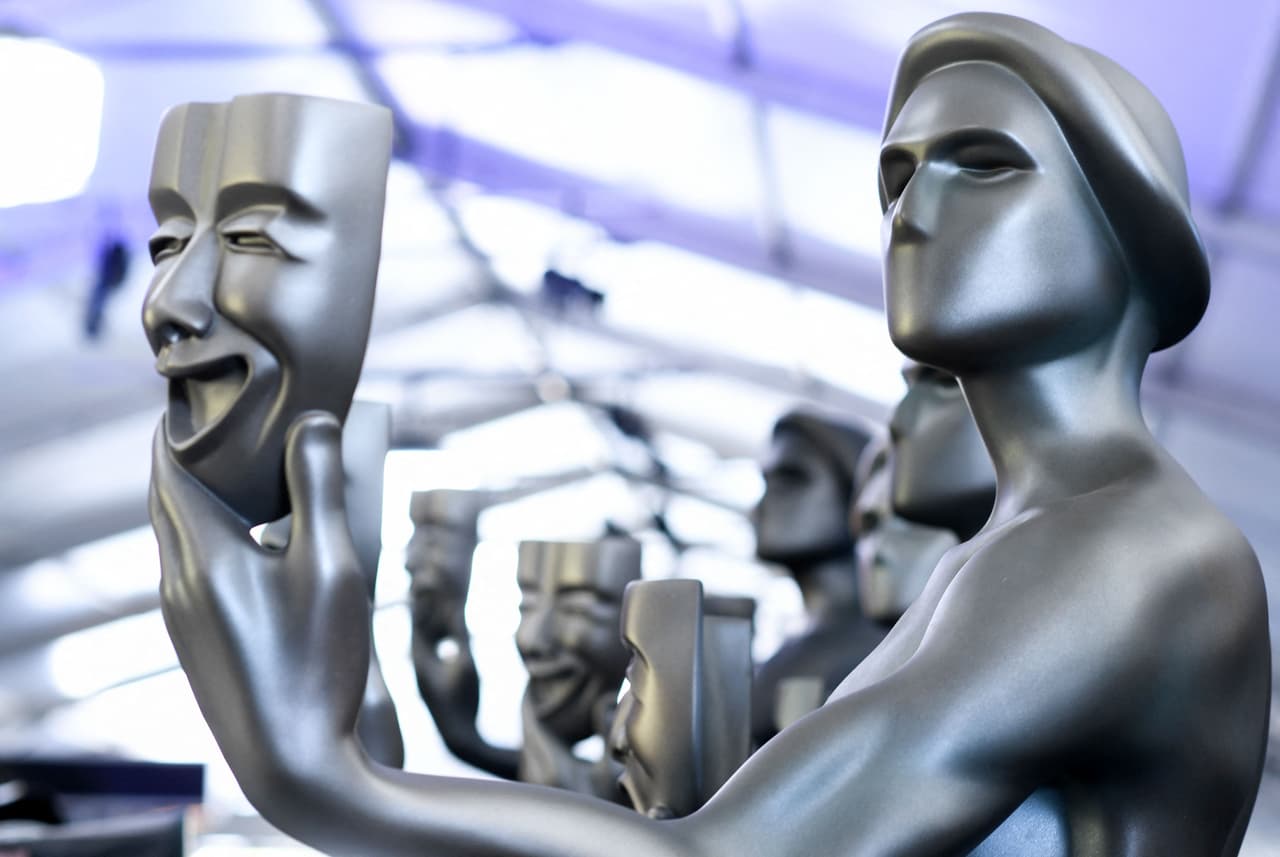 Derbez fue parte de las celebridades que desfilaron este domingo por la alfombra roja en el Barker Hangar de Santa Mónica, California.