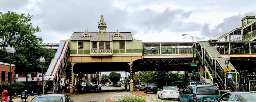 <h3 class="cms-H3-H3">La estación Ashland</h3>
<br>La estación Ashland de la Línea Verde que conecta con la Línea Rosada cuenta con un cruce elevado sin obstáculos, que permite observar el horizonte de una buena parte del centro de Chicago sin pagar nada más que el boleto del viaje en el tren de la CTA. Tienes que estar ahí para descubrirlo.