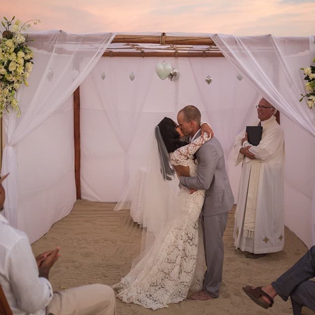 Esta es una foto de su boda.