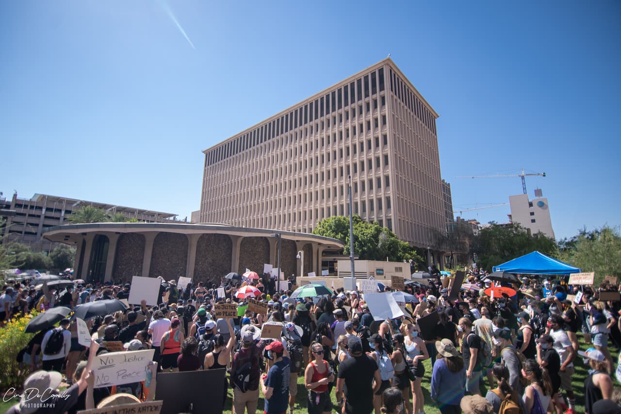 Llegó el miércoles y los manifestantes salieron nuevamente a las calles, las protestas continúan pacíficamente y terminan antes de iniciar el toque de queda.