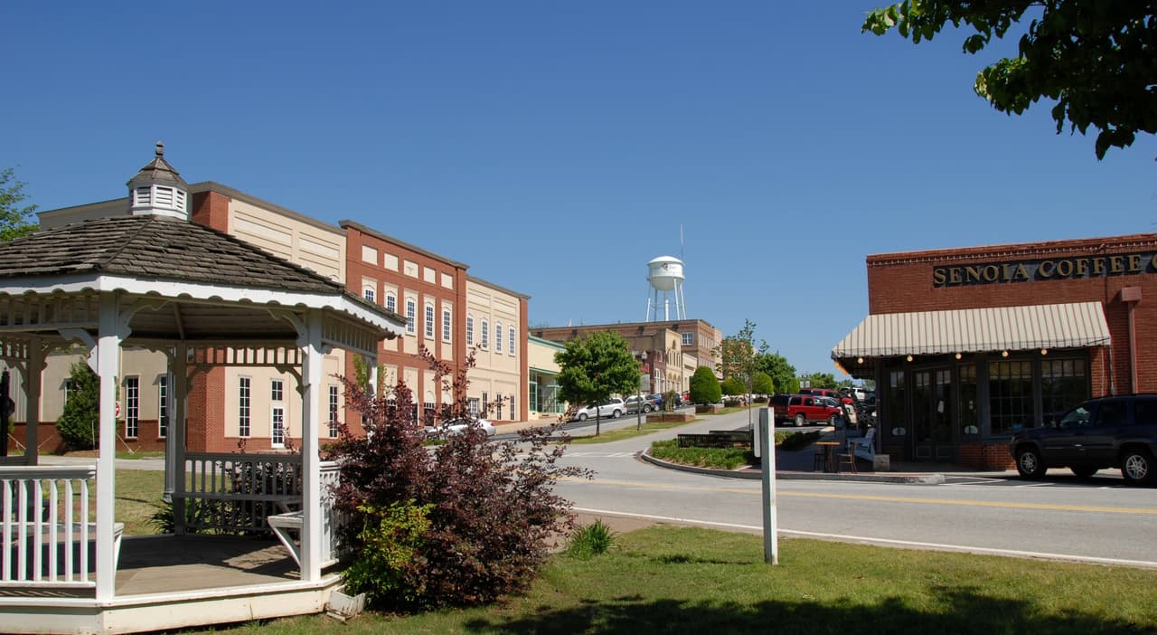 <b><a href="https://goo.gl/maps/suskxERAArqtRepb7" target="_blank">Senoia</a></b>. Para muchos esta ha sido el tipo de ciudad pintoresca y encantadora que a los turistas les encanta visitar. Caminando por Main Street, hay un montón de cosas que hacer. Toma una taza de café y vete de tiendas con tu pareja para pasar un fin de semana de lo más romántico.