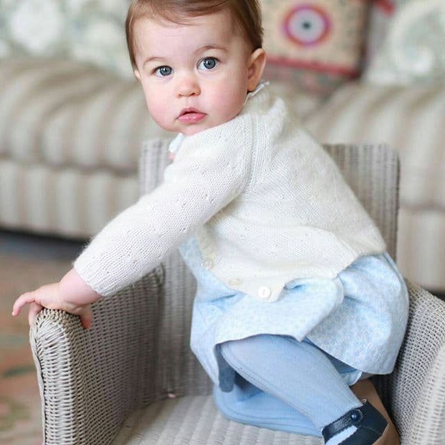 Posando para la lente de su mami.