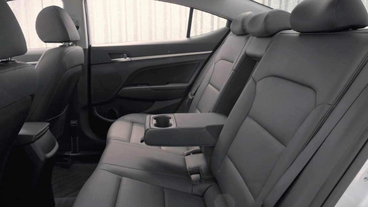 De resto el Hyundai Elantra 2019 es el mismo automóvil compacto que sin haber prendido fuego a las cifras de venta (difícilmente algún sedán logrará hacer eso en el mediano plazo) si ha logrado colarse entre los más vendidos, con una combinación de un 
<b>atractivo y características de manejo razonables</b>.