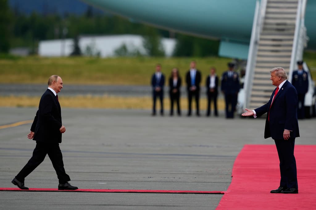 Trump recibió a Putin en la pista de aterrizaje en Alaska estrechándole la mano.