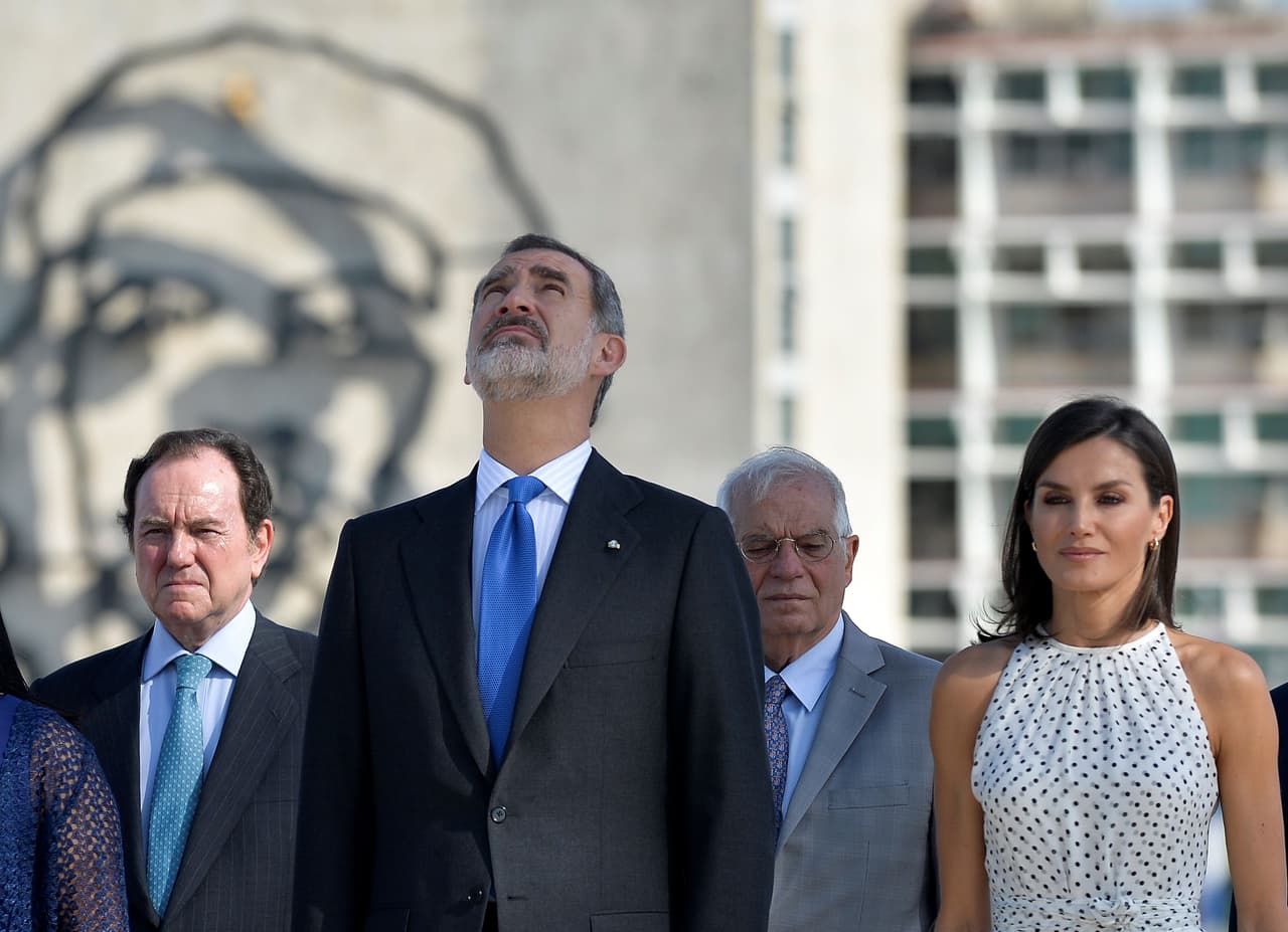 Este martes en la mañana el Rey Felipe y Letizia, su esposa, visitaron la Plaza de la Revolución.