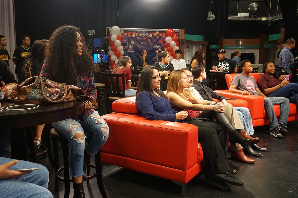 Tinashe stops by the Uforia Lounge for a quick acoustic session and a meet and greet.