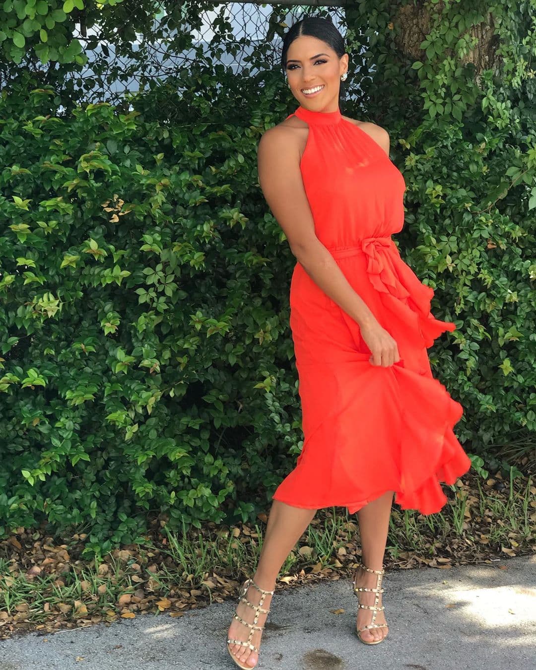 Para las mujeres que tienen continuas reuniones en la oficina, este atuendo encaja perfecto. Tanto el color como el modelo son excelentes opciones en las juntas durante el día, así como para una salida con la pareja por la noche.