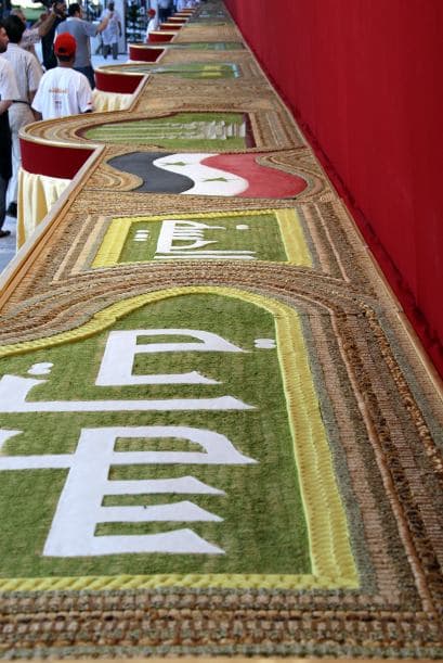 "Siria" es la palabra árabe que aparece en un mosaico de los tradicionales dulces árabes, que mide 367.454 pies (112 metros de largo), que entró en el Libro Guinness de los Récords como el más grande de su clase el 14 de julio de 2010 en Damasco.