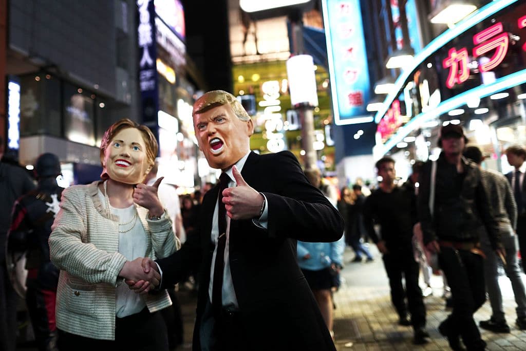 Clinton y Trump se dan una 'tregua' por el llamado Día de Brujas en una celebración en Tokio, Japón. (Behrouz Mehri/AFP/Getty Images)