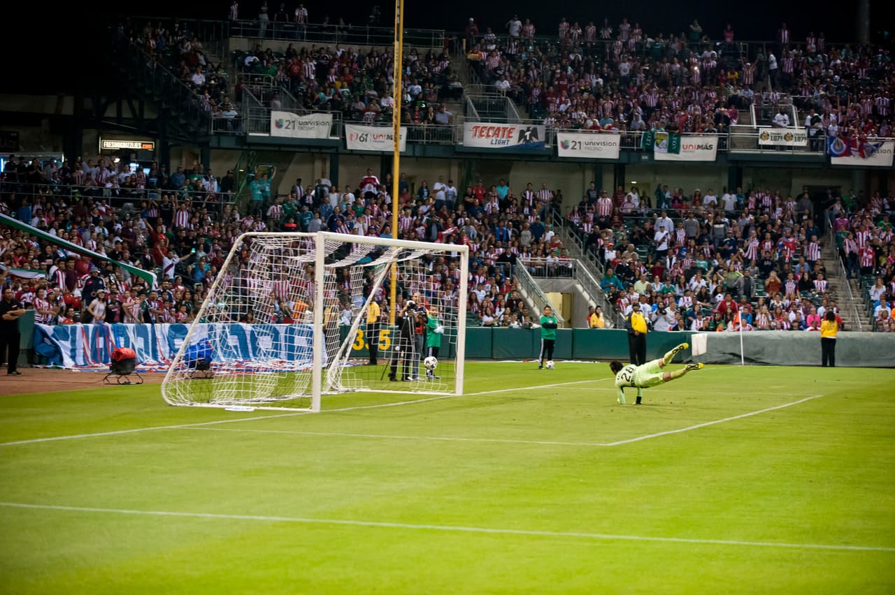 Este 12 de noviembre Chivas y Leon llegaron a Fresno con futbol de Liga MX. Leon derroto a Chivas 3-2.