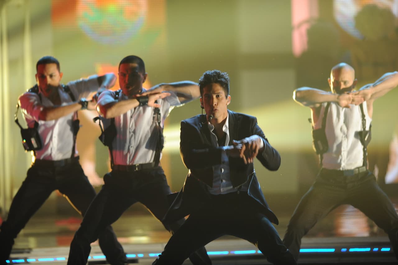 Mientras tanto, Chino continuó con su coreografía sobre el escenario.