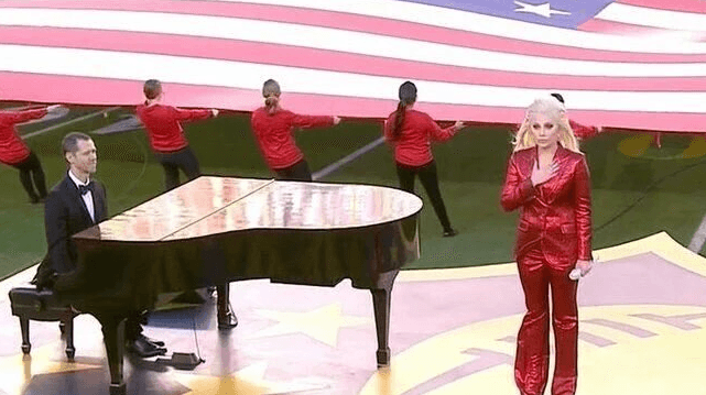 Como era de esperarse, ella no tenía un minuto arriba del escenario y los memes ya estaban a la orden del día.