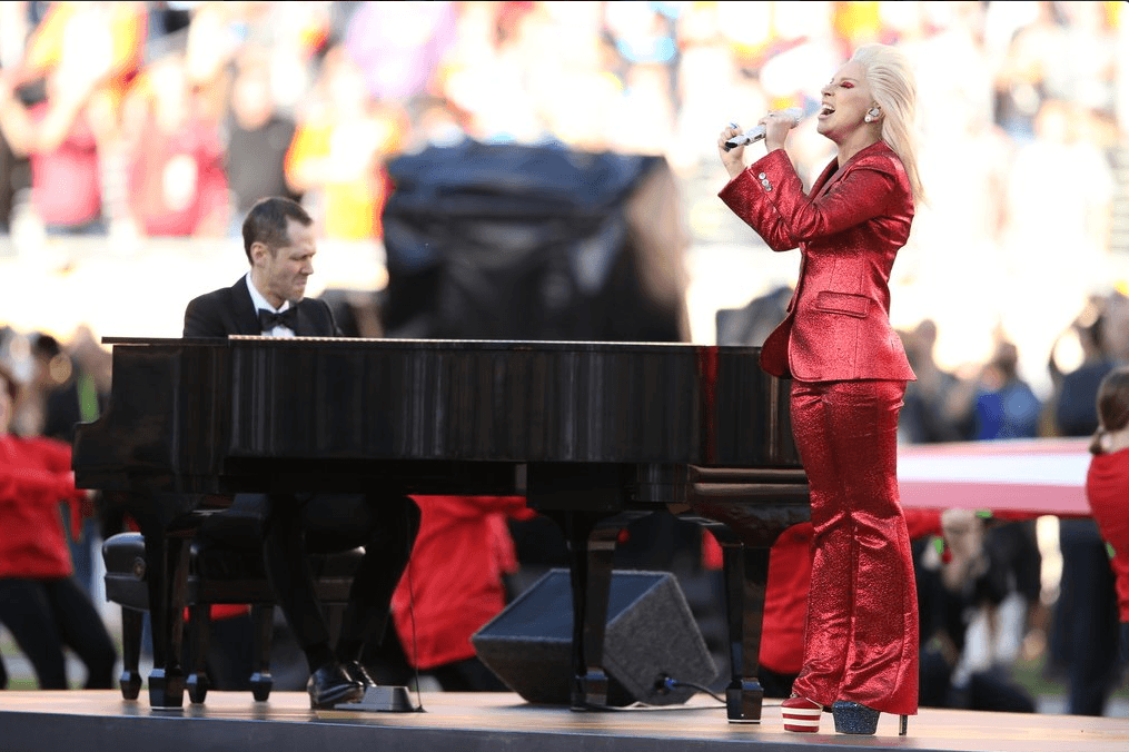 Además del maquillaje y los zapatos, ella hizo una combinación con un traje sastre rojo rubí.