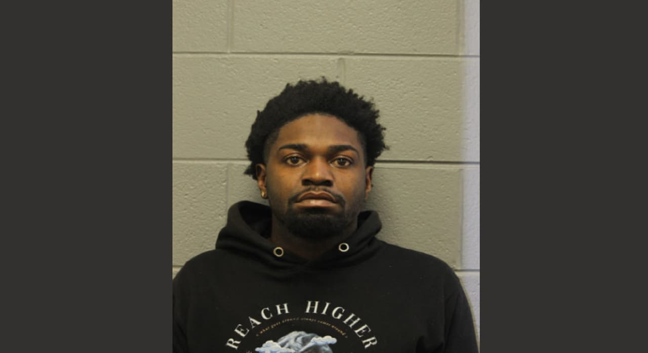 Joven dispara a 2 agentes en puesto de hot dogs: Policía de Chicago