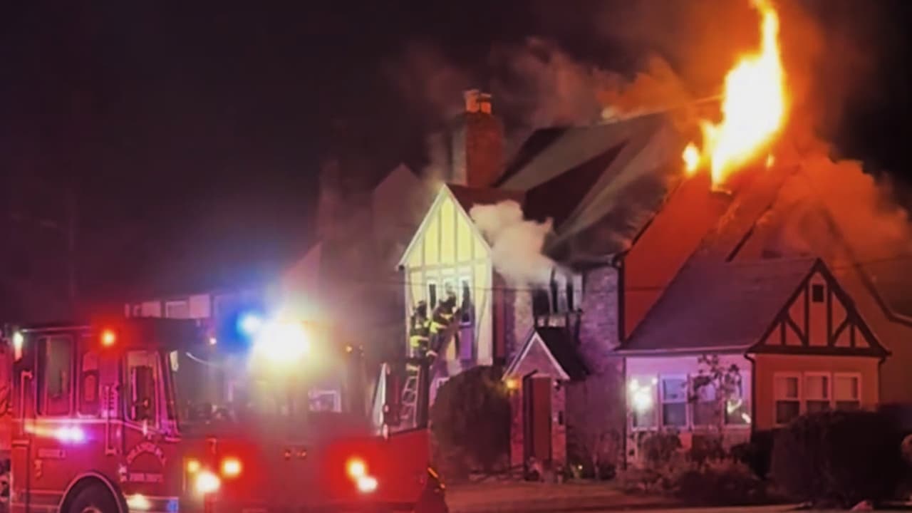 Dos hermanas mueren al tratar de salvar a su padre de un incendio en una vivienda en Orange