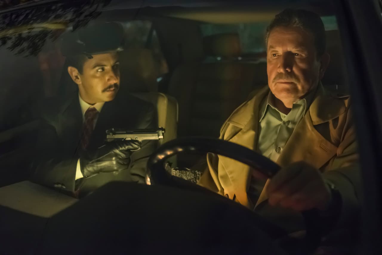 Con el nombre de su enemigo en sus manos, el general Blanco se dirigió a su casa para llevarse el archivo completo de su delictivo pasado. Sin embargo, para su mala suerte, '
<b><a href="http://www.univision.com/series/el-chapo/humberto-busto-es-don-sol-en-el-chapo" target="_blank">Don Sol</a></b>' lo descubrió y lo obligó a subirse en un auto para 'dar un paseo'.