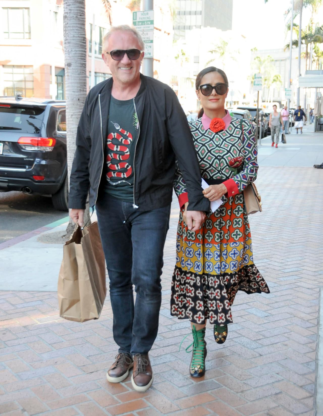 Él se veía muy juvenil con su outfit de jeans, chaqueta y una playera con estampado de serpiente.