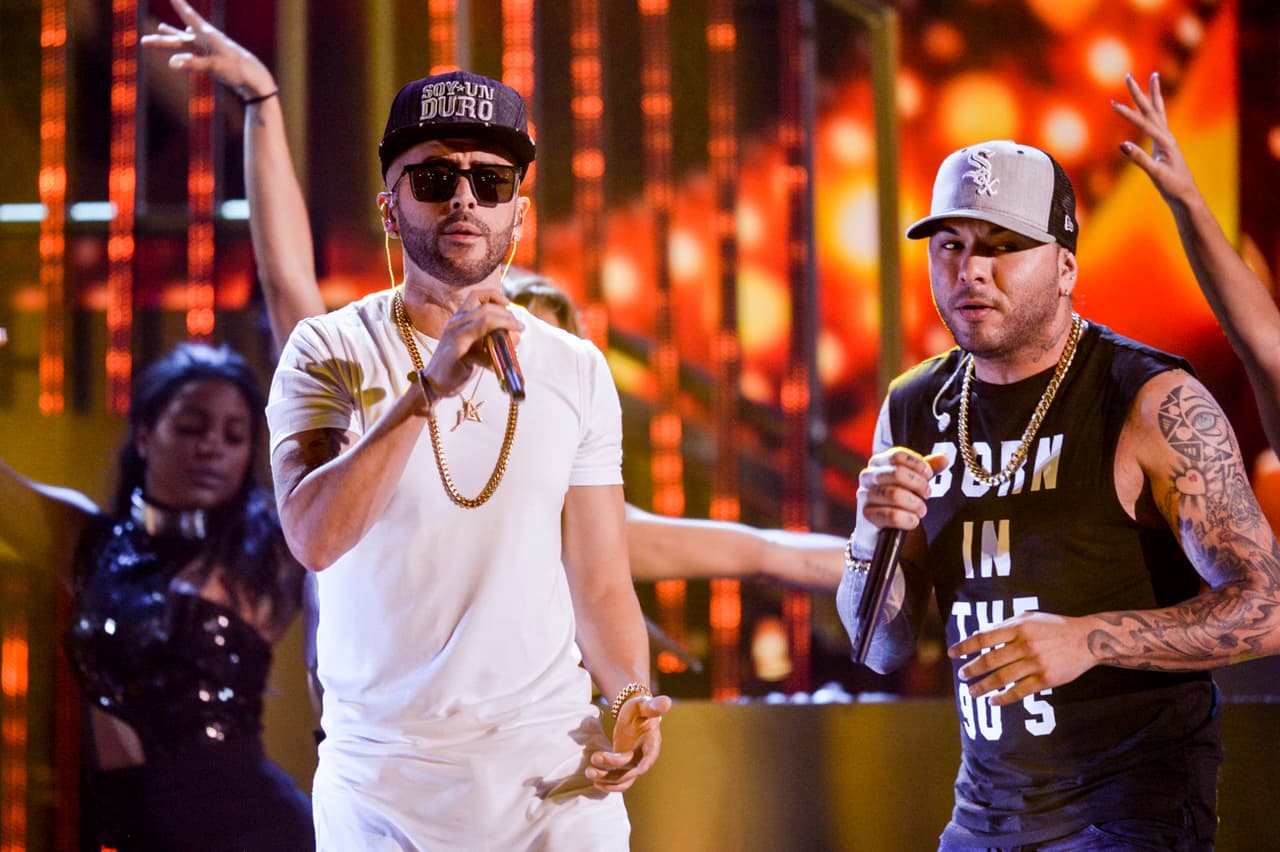 El reggaetonero se unió al Chacal y I'm Chino, con quienes hizo vibrar el escenario.