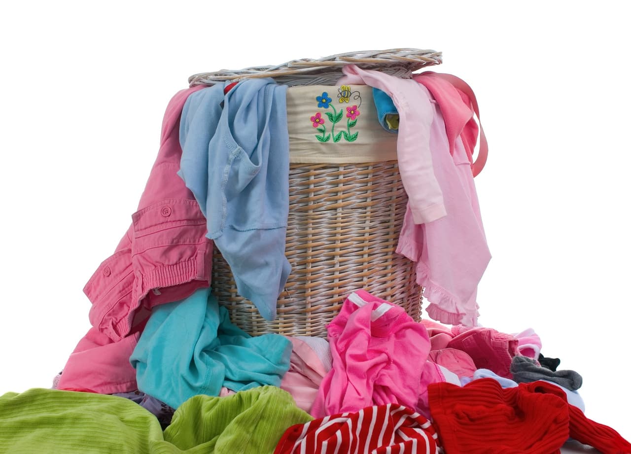 Si tus actividades te lo permiten, es preferible no dejar que la ropa sucia se acumule. Puedes dedicar al menos dos veces por semana para lavar e ir separando la ropa blanca de la de color para que no pierdas tiempo en eso.