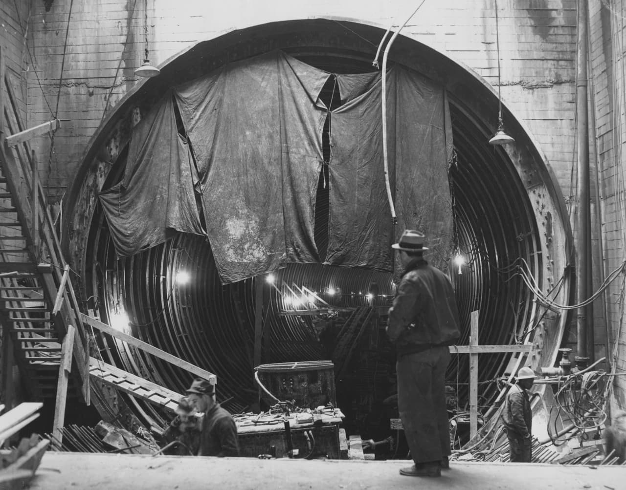 <b>El túnel Lincoln</b>. 
<br>
<br>Fue otro de los proyectos que la Administración de Obras Públicas impulsó en la ciudad de Nueva York. El canal central del túnel se abrió al tráfico en 1937, lo que permitió a los conductores viajar entre Nueva York y Nueva Jersey por debajo del río Hudson. Más tarde se agregaron dos canales más: el tubo norte en 1945 y el tubo sur en 1957.
<br>