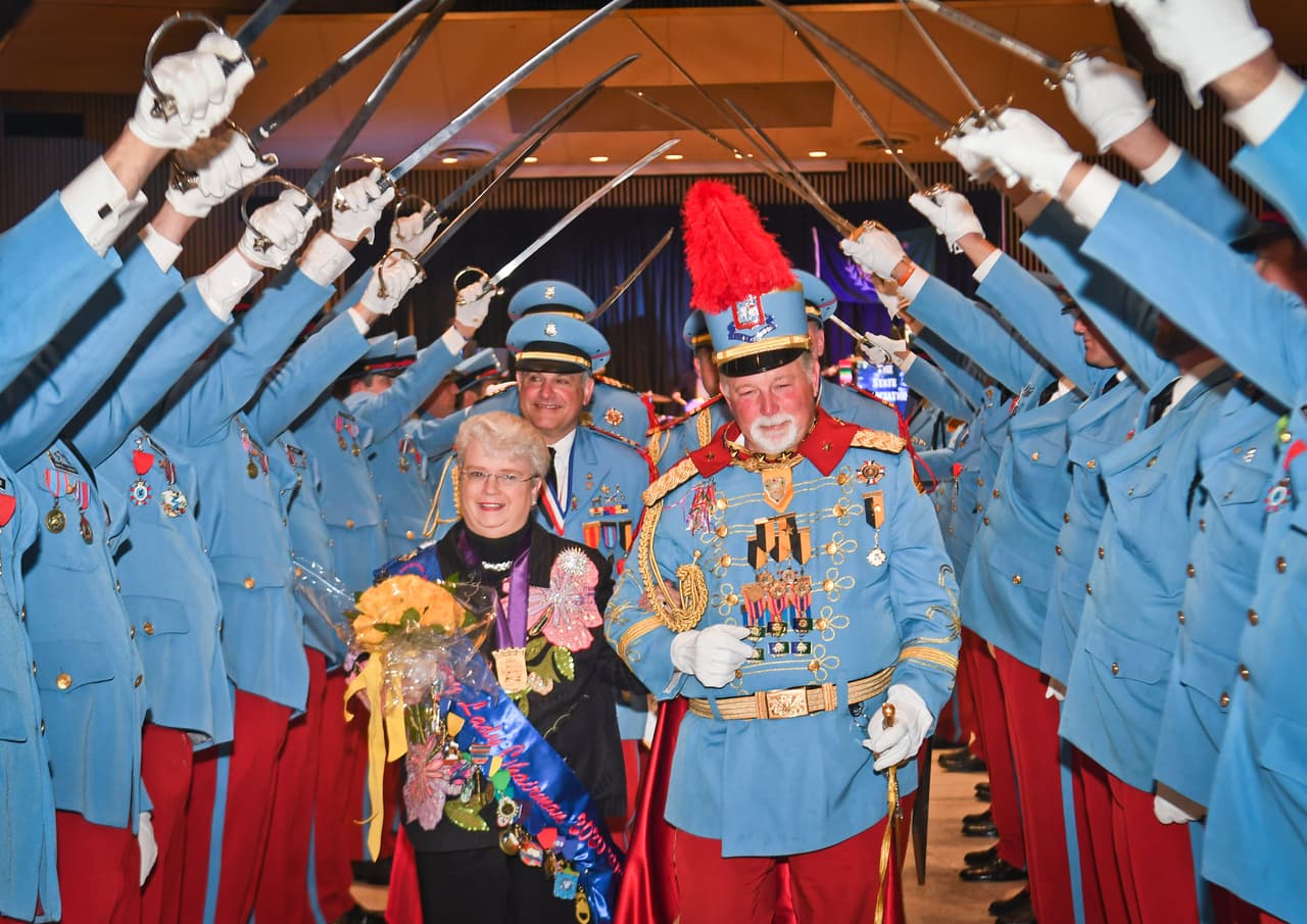 <h2 class="cms-H2-H2">104th Patriotic and Historical Ball</h2>
<br>
<ul>
<li class="li1">Cuándo: 26 de abril</li>
</ul>
<ul>
<li class="li1">Hora: 19:00 horas - 23:00 horas</li>
</ul>
<ul>
<li class="li1">Dónde: San Fernando Ballroom</li>
</ul>
<ul>
<li class="li1">Qué es: Fiesta militar y de la realiza. Cabina de selfies, gaitas, música y mucho baile.</li>
</ul>